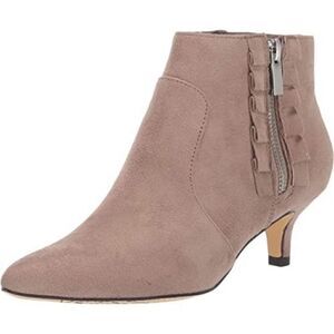 Bella Vita Women’s Sadie II Booties in the Size 9.5W in Stone Suede